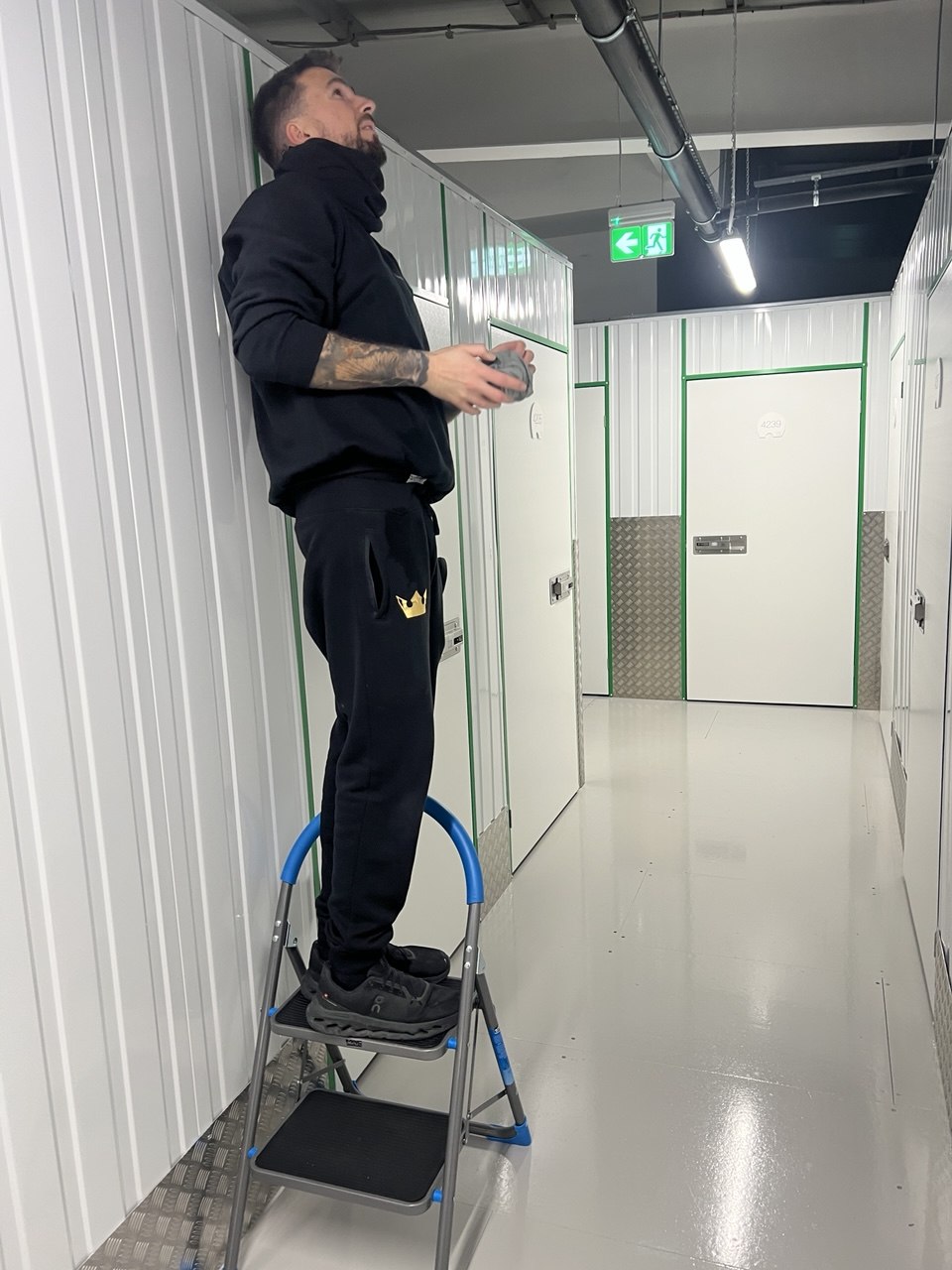 High-level cleaning in a commercial corridor